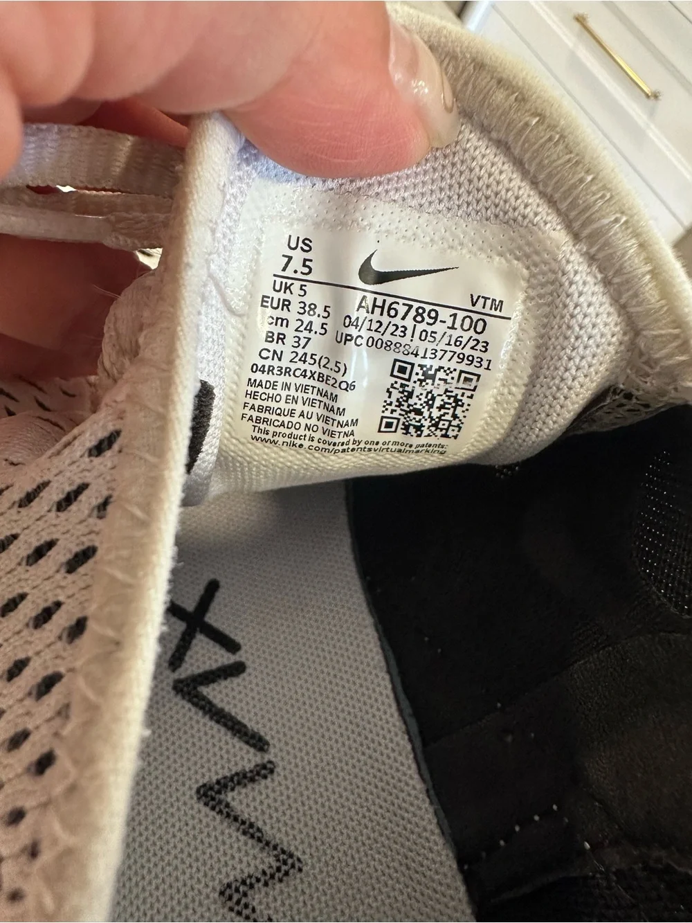 Nike White and Black Women 270 Knit Sneakers 7.5